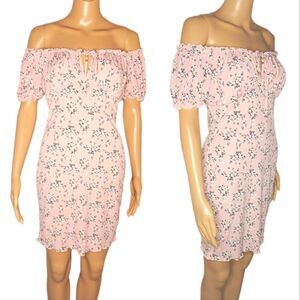 Fashion Magazine puff sleeve floral mini‎ dress.